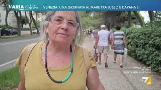 Venezia, una giornata al mare tra lusso e capanne