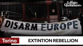 Extinction Rebellion, striscione sulla ciminiera di Leonardo a Torino: &quot;La guerra parte da qui&quot;