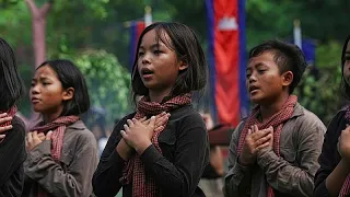 Cinquante ans après l’horreur, le Cambodge rend hommage aux victimes des Khmers rouges