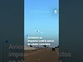 ✈️ El momento en el que una avioneta se estrella contra autos en plena carretera