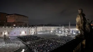 Vatican : des milliers de personnes prient pour le rétablissement du pape François