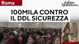 100 mila persone in piazza contro il Ddl Sicurezza: apre il corteo un bacio tra Meloni e Mussolini