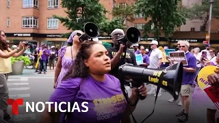 Marchan en Los Ángeles y otras ciudades para exigir el fin de los recortes impulsados por Trump