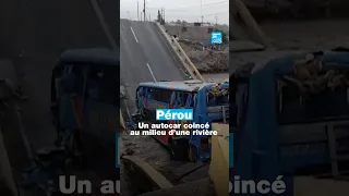 ⚠️ 🇵🇪 #Pérou: un #autocar coincé dans une #rivière après l&#39;effondrement d&#39;un pont • FRANCE 24