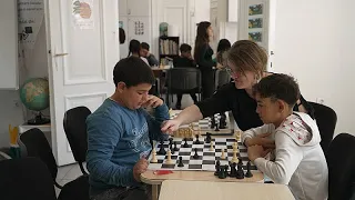 Roma-Kinder, Schach für Integration, die inspirierende Aktivität eines rumänischen Vereins