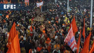 Unos 35 millones de peregrinos en el primer baño sagrado de Kumbh Mela 2025 en la India