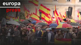 Multitud de personas se manifiestan contra Sánchez en Madrid respaldadas por PP y Vox