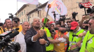 ILLUMINA INC. M5S, Grillo chiude la Marcia: "Fuoco illumina le menti"