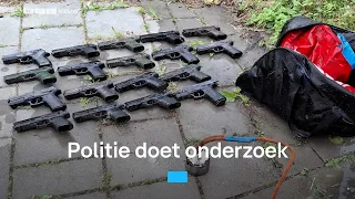Deze magneetvisser vindt 42 pistolen in de sloot | RTL Nieuws