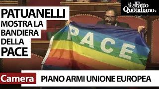 Patuanelli mostra la bandiera della pace in Senato contro il piano von der Leyen: &quot;Morte dell&#39;Ue&quot;