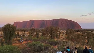 BB BIOTECH N 2. LINIE Uluru, rocher sacré des aborigènes d&#39;Australie, est enfin sauvé des touristes