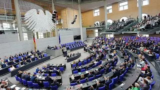 German lawmakers vote to curb family reunification programme