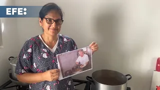La foto viral de León XIV sirviendo comida peruana en Chiclayo