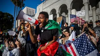 Los Angeles sotto coprifuoco: seconda notte di scontri per le politiche sull’immigrazione