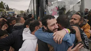 La folla della Cisgiordania e di Gaza saluta i 183 palestinesi liberati dalle carceri da Israele