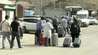 Fuggendo dagli attacchi aerei, gli iraniani cercano rifugio nei paesi vicini
