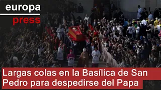 Largas colas en la Basílica de San Pedro para despedirse del Papa Francisco