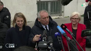 François Bayrou échappe à la censure grâce au PS - Reportage #cdanslair du 17.01.2024