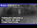 El momento en que un tornado arranca el techo de una construcción en Oklahoma