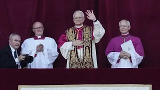 Papst Leo XIV., erster US-Papst, spricht zur Menge auf dem Petersplatz