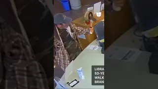 Hombre armado con un hacha irrumpe en biblioteca y es baleado por la policía