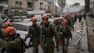 Israeli decken sich ein, während Iran neue Angriffe auf Israel startet