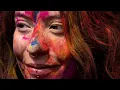 Kathmandu travolta dai colori mentre migliaia celebrano il festival di Holi