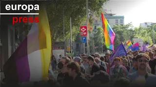 DIA Multitud de personas recorren las calles de Barcelona por el Día del Orgullo LGTBI+