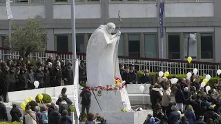 Il Papa: &quot;Sto affrontando un periodo di prova&quot;, 300 bambini pregano davanti al Gemelli