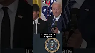 JOE L&#39;ULTIMA GAFFE DI JOE BIDEN: CANTA TANTI AUGURI MA SCORDA IL NOME DEL FESTEGGIATO #news #shorts