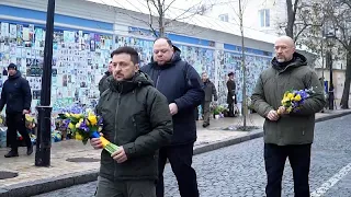 Guerra in Ucraina, Zelensky onora la memoria dei soldati caduti