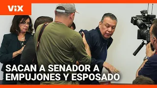 Sacan a la fuerza al senador Alex Padilla de rueda de prensa de Kristi Noem |Noticias Univision 24/7