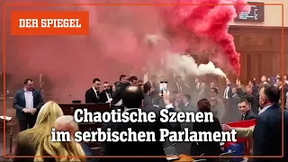 Serbien in Aufruhr: Rauchgranaten und Tränengas im Parlament | DER SPIEGEL