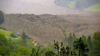 Svizzera, il crollo del ghiacciaio Birch seppellisce il villaggio di Blatten: un disperso