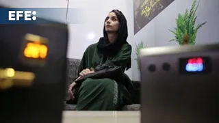 REN La joven afgana Zahra Ali crea un sistema único de fabricación de baterías portátiles, limpias y ren