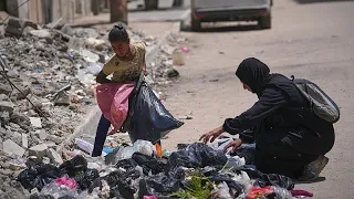 Mutter wühlt im Müll nach Essen für Kinder – Gaza von Hungersnot bedroht