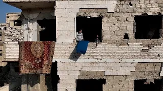 Ce couple de Syriens retrouve leur maison en ruines dans la ville fantôme de Harasta, dans la …