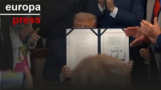 Trump firma la ley contra el fentanilo que establece una pena de diez años de cárcel
