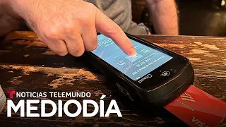 ¿Dar propina o no dar propina? La mayoría tiene una opinión negativa de ellas | Noticias Telemundo