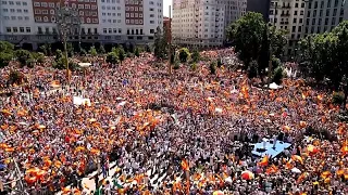 Spagna, proteste contro il governo: il PP riempie le piazze tra grida di “Sánchez, dimissioni”