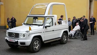 Vaticano: consegnata la nuova papamobile, auto elettrica in linea con le posizioni del Papa