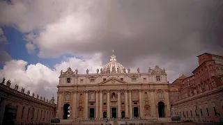 Des milliers de personnes regardent la fumée noire s&#39;échapper de la chapelle Sixtine