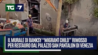 Il murale di Banksy “Migrant Child” rimosso per restauro dal Palazzo San Pantalon di Venezia