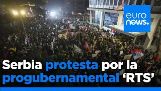 Miles de personas protestan ante la televisión pública serbia acusándola de parcialidad pr…