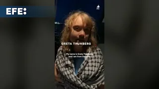 Los activistas de la Flotilla de la Libertad llegan al puerto de Ashdod tras haber sido interceptado