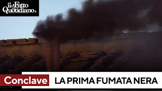 Conclave, il video della prima fumata: è nera. Il boato dei fedeli riuniti in piazza San Pietro