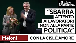 Sorrisi, applausi e carezze. Amore tra Meloni e Cisl: &quot;Attenti ai lavoratori non a parte politica&quot;