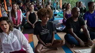 Iniziativa yoga per formare istruttori nelle favelas di Rio