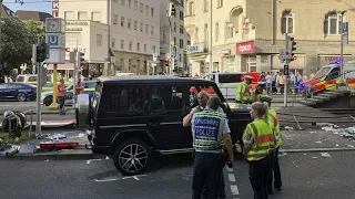 Stuttgart: Auto fährt in Menschenmenge - eine Tote, mehrere Verletzte