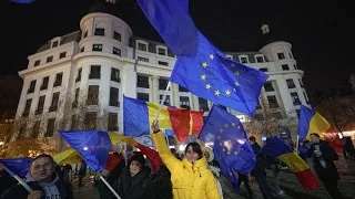 Romania, in migliaia in piazza per una dimostrazione pro-Europa a due giorni dalle presidenziali